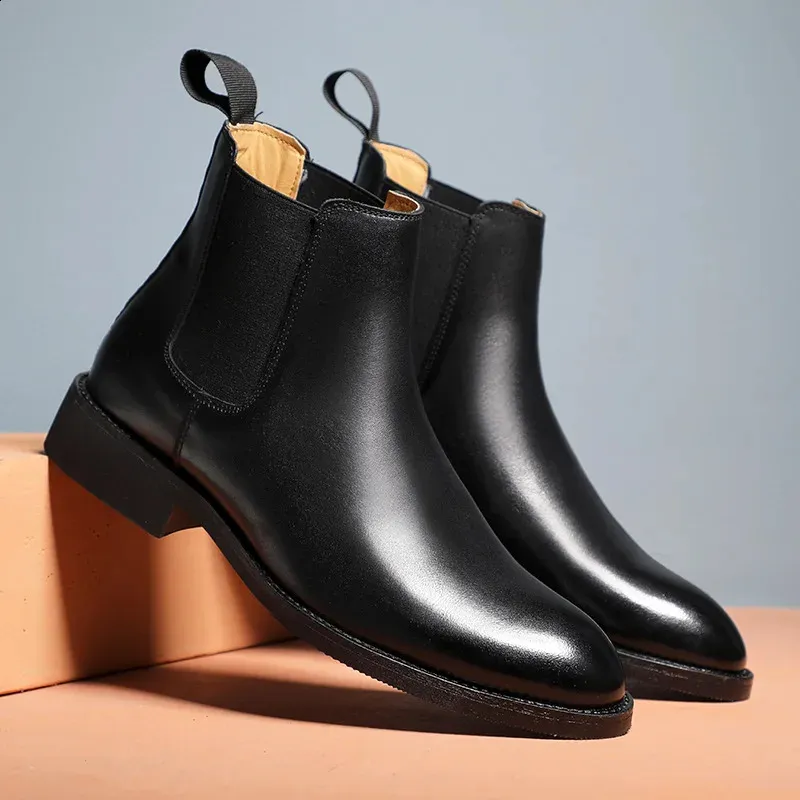 Bottes classiques rétro en cuir véritable pour hommes, chaussures montantes décontractées de style britannique à la mode à la cheville pour hommes 240830_voghion.com