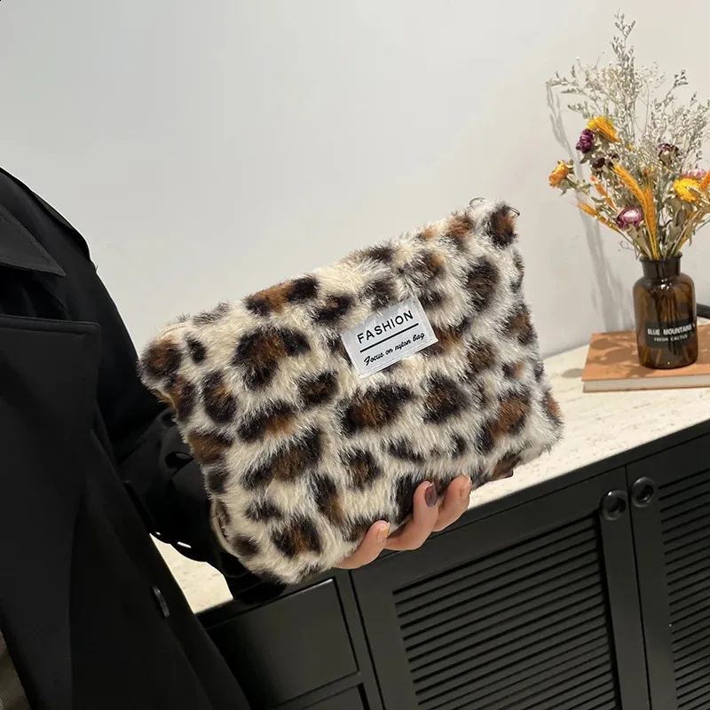 Plyšová make-up taška s leopardím potiskem, velkokapacitní, přenosná cestovní toaletní potřeby, kosmetika, prémiová senzorická úložná taška 241204_voghion.com