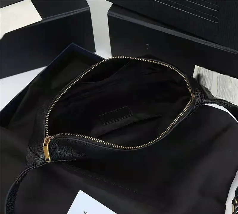 Borsa a tracolla in vera pelle di caviale con finiture dorate e tracolla regolabile_voghion.com