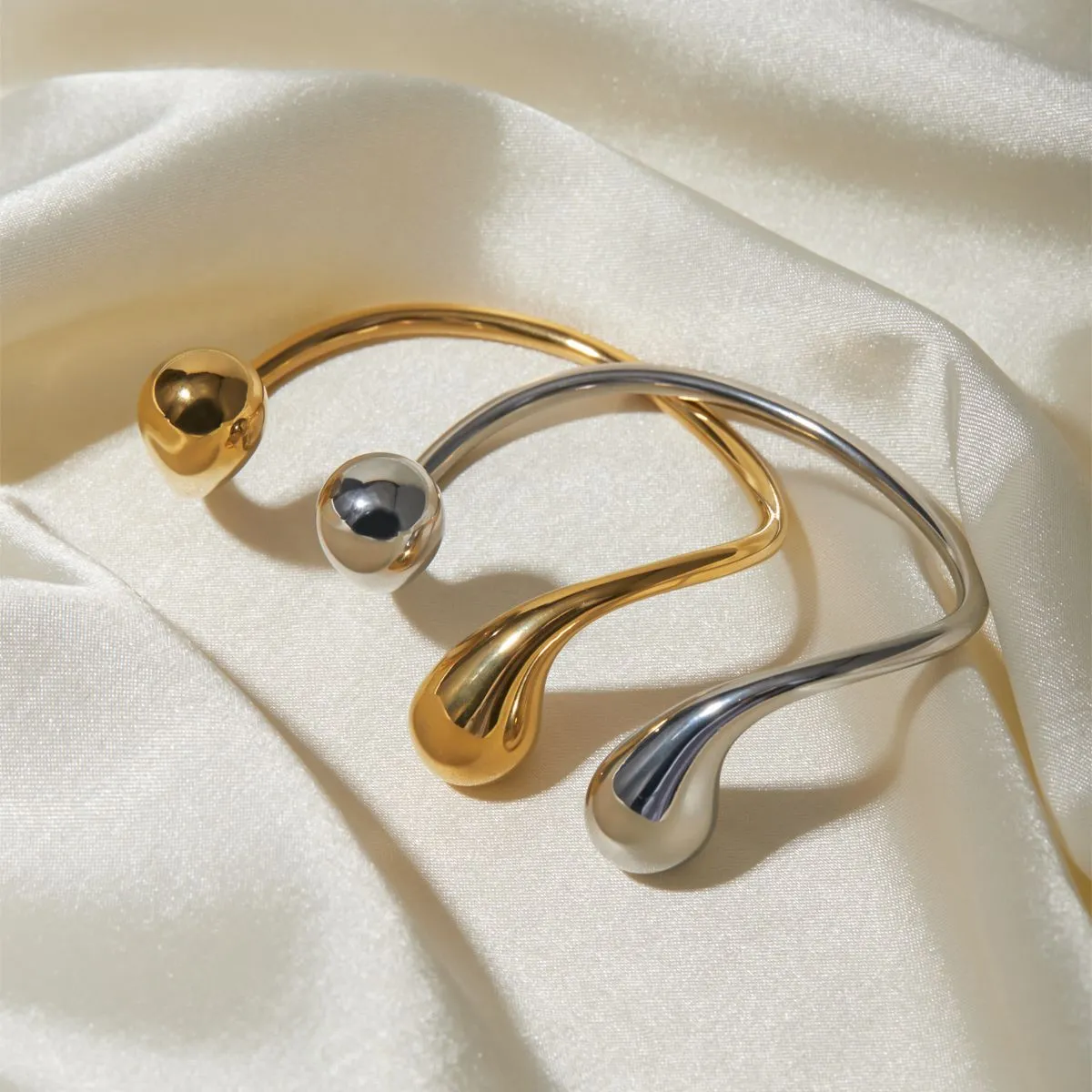 Bracciale con apertura asimmetrica in acciaio inossidabile placcato oro per donna, fabbrica di gioielli alla moda e versatile all'ingrosso_voghion.com