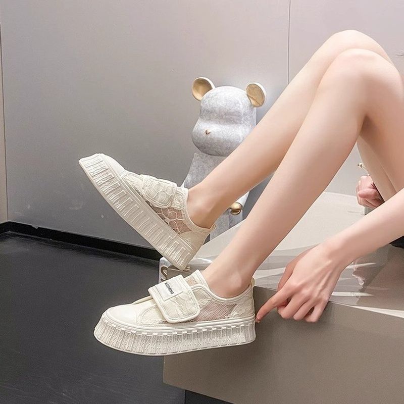 Lona para mulheres 2024 novo verão respirável renda um passo malha sola grossa pequeno branco casual board shoes_voghion.com