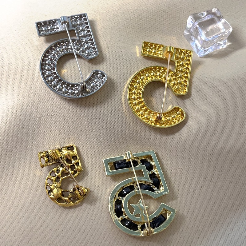 Broche personnalisée enveloppée de cuir numéro 5 en diamant clouté d'étoiles, exagérée et minimaliste, accessoire de luxe léger_voghion.com