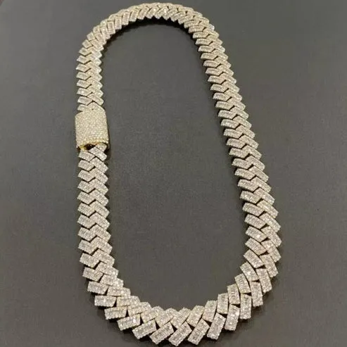 Catena da rapper ghiacciata a maglie cubane da uomo in moissanite con diamanti tondi e baguette premium da 20 mm, disponibile dall'India_voghion.com