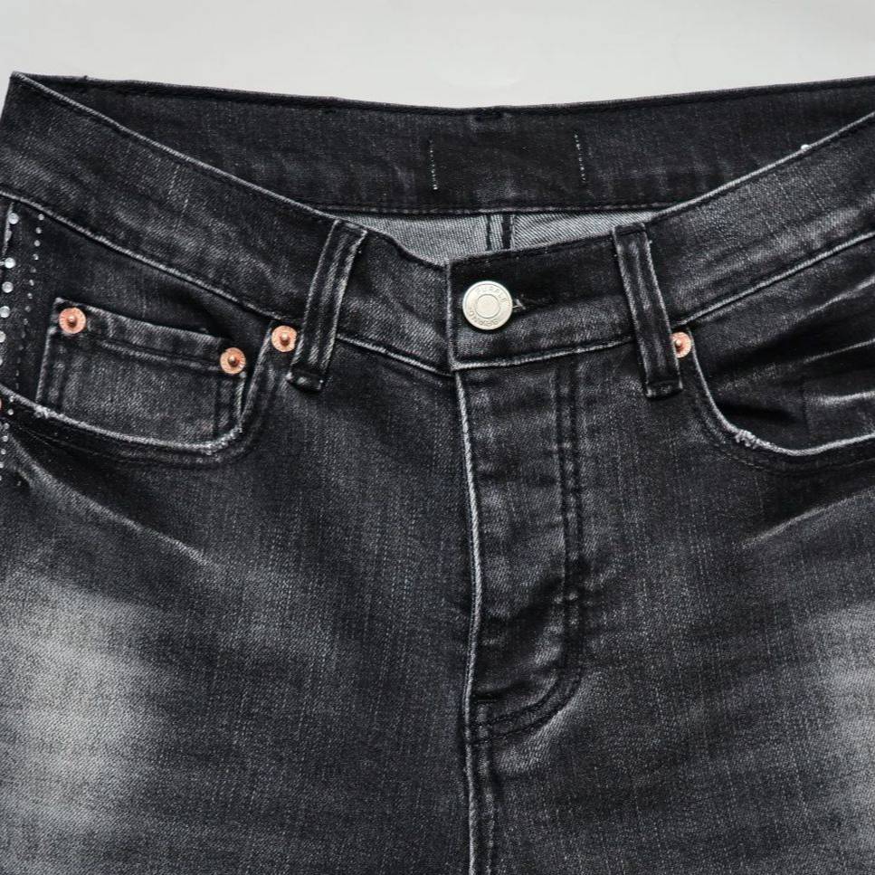 "Jeans slim fit effetto used in PU - Taglio curvo con leggera svasatura, un capo essenziale per l'estetica"_voghion.com