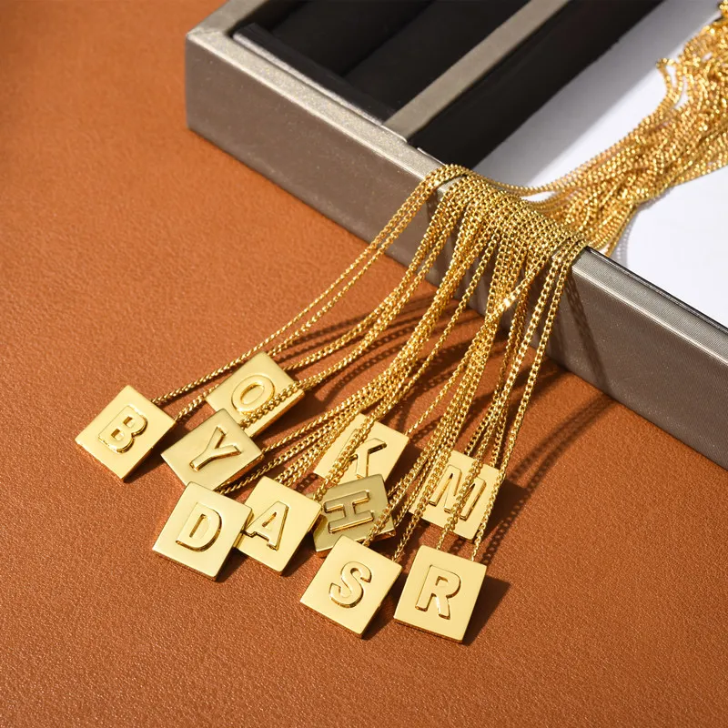 Collane con ciondolo di design a blocchi d'oro per donne e ragazze, catena a maglie con girocollo corto, collana con lettere, bel commercio all'ingrosso di gioielli_voghion.com