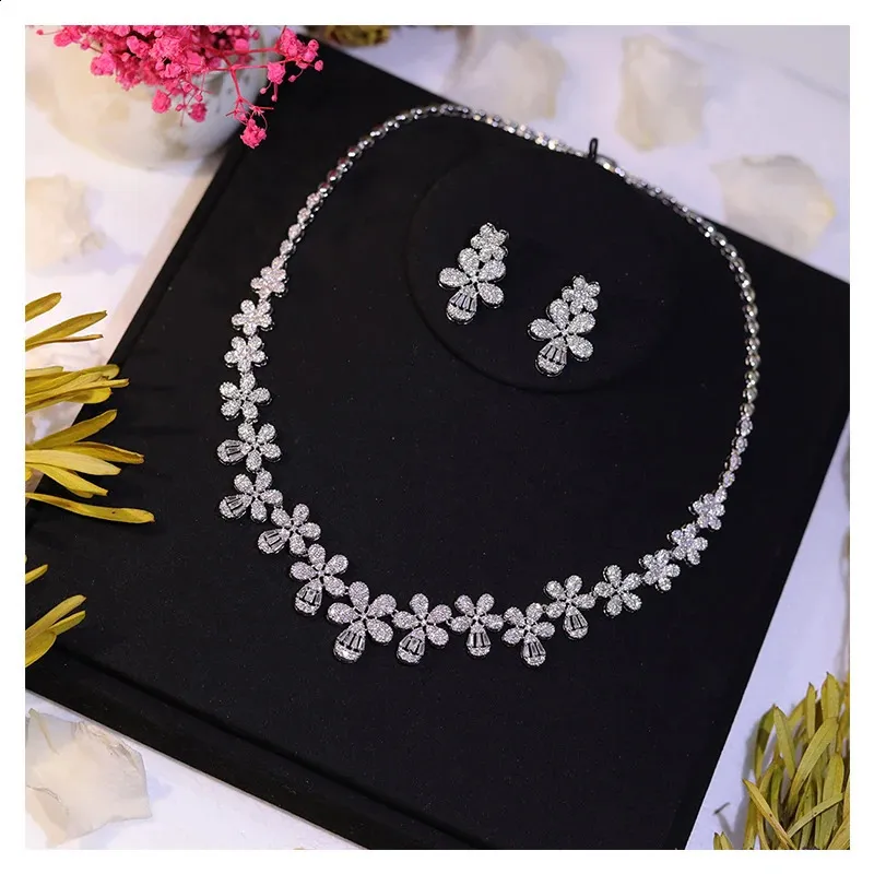 Ensemble de bijoux de mariage élégant avec collier et boucles d'oreilles en forme de feuille et de fleur en zircone cubique micro pavée pour fiançailles_voghion.com