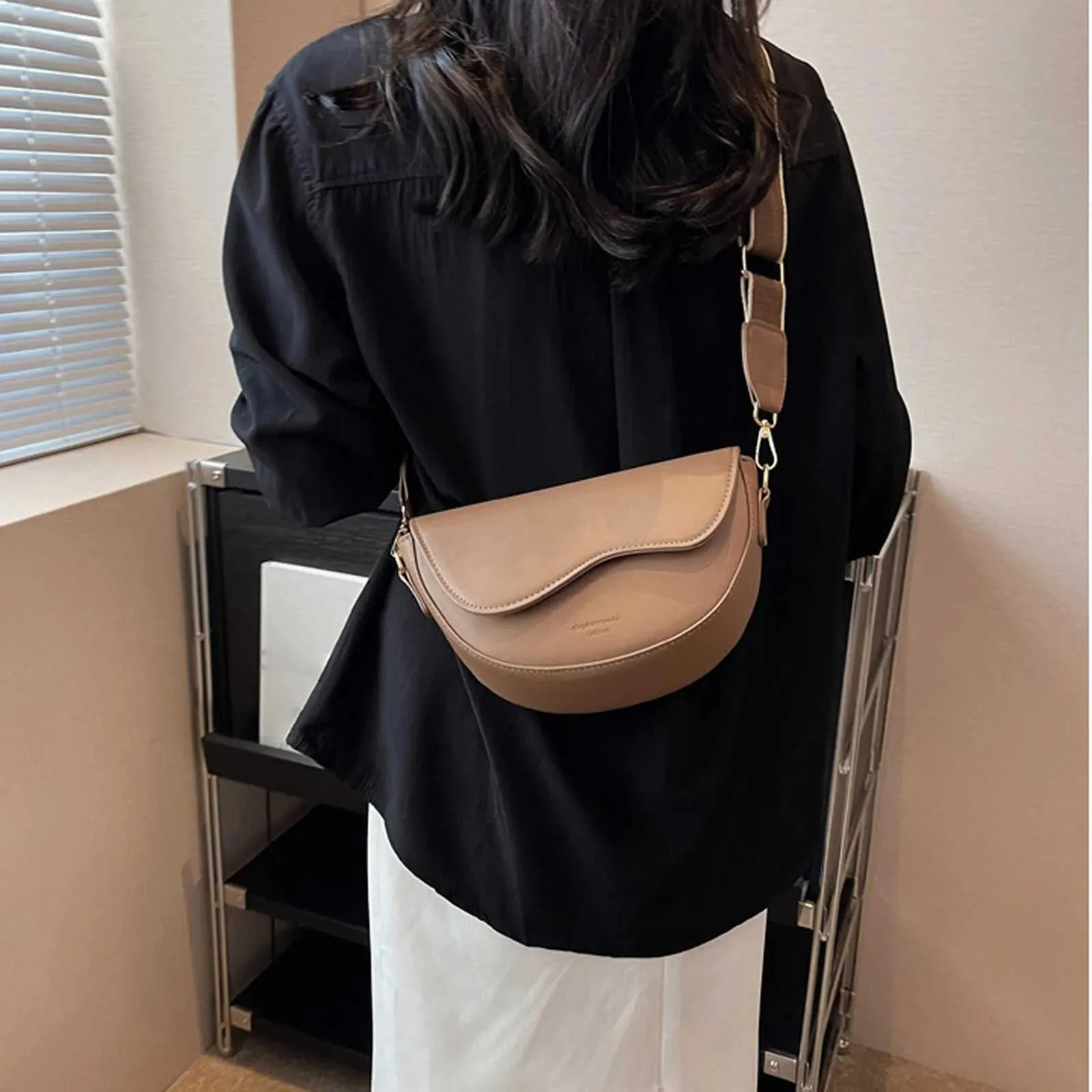 2024 Texture Kleine Retro Vielseitige Crossbody Mode Eine Schulter Unterarm Sattel Tasche Damen Stilvolle RucksackC241216_voghion.com