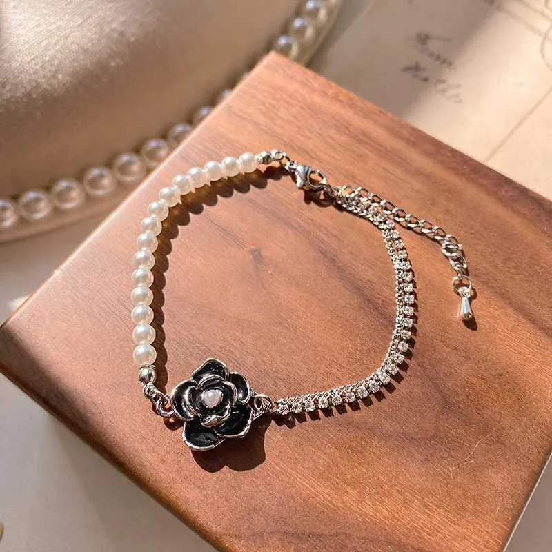 Pulsera de moda con perla camelia y circonita para mujer_voghion.com