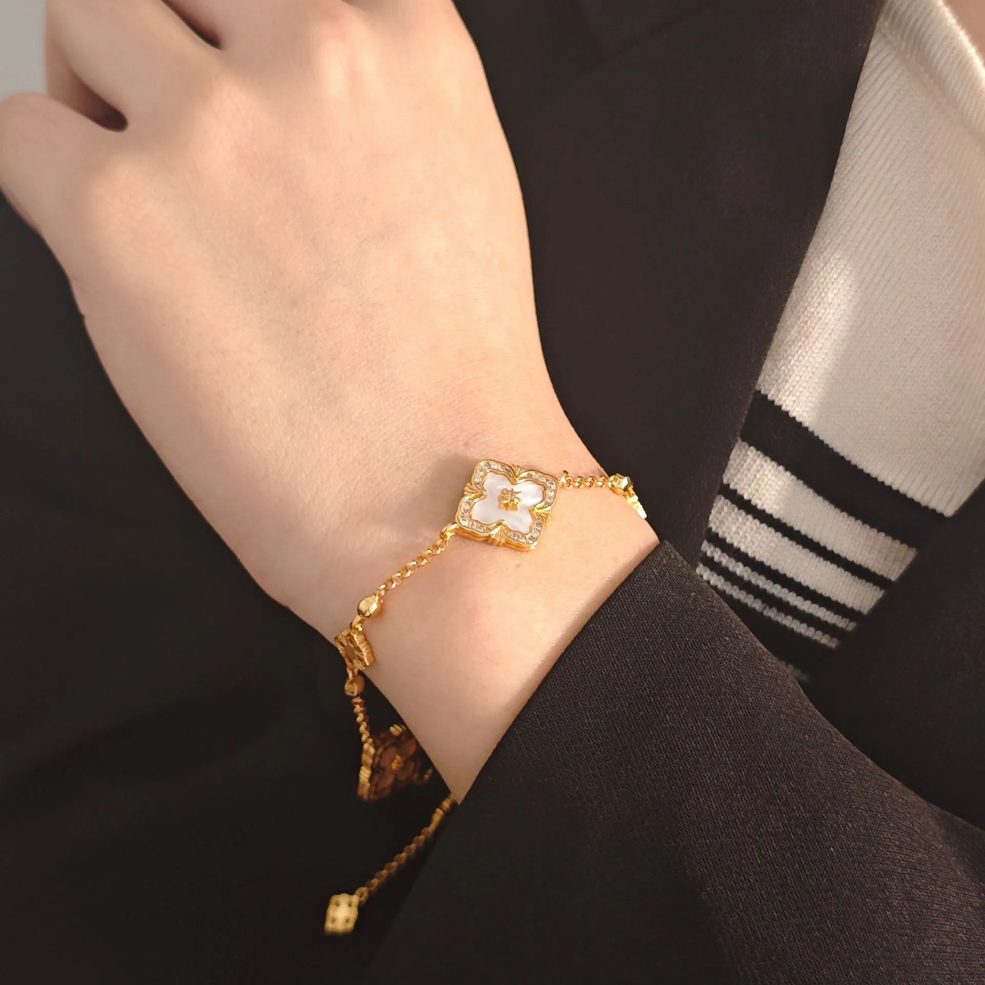 Bracelet à breloque trèfle avec fritillaire naturelle et calcédoine_voghion.com
