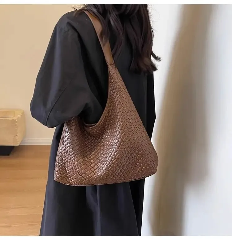 2024 The Style H7 Network Celebrity Weave Woven Carrying Borsa a tracolla grande capacità da donna alla moda retrò 240820_voghion.com