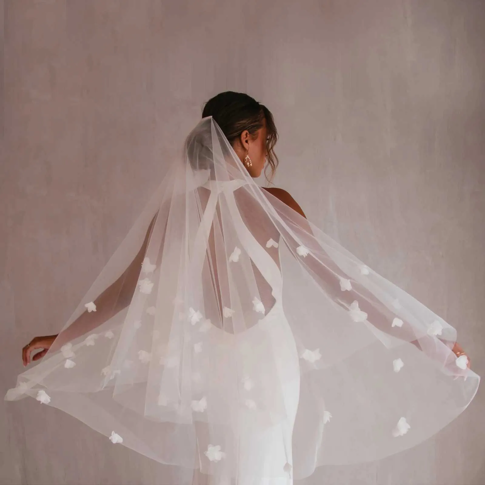 Voile de mariée à 2 niveaux V111, voile floral blush en tissu 3D, fleurs dispersées, illusion de mariée avec couvre-peigne_voghion.com