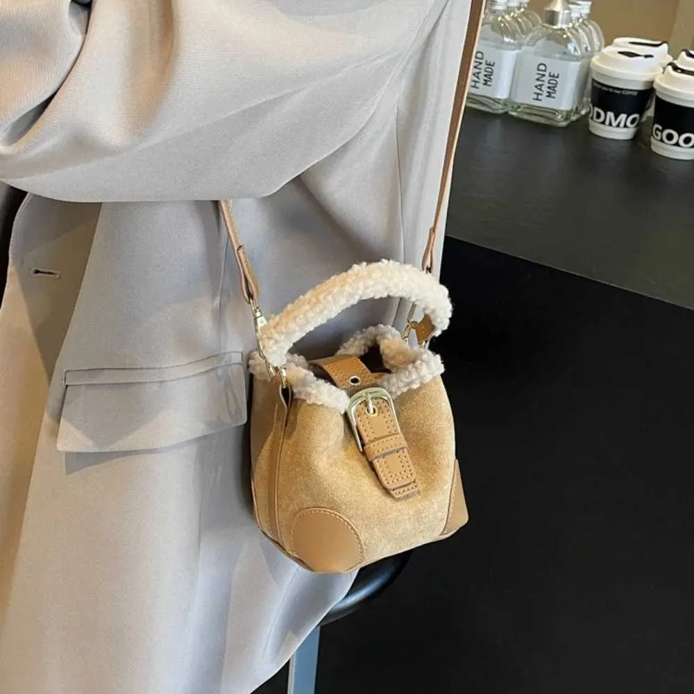 Borse a secchiello in lana di agnello alla moda con tracolla Borsa a tracolla retrò in peluche vintage da donna C241212_voghion.com