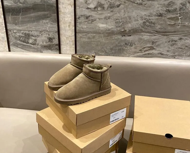 Bottes de neige courtes classiques à la mode pour femmes, bottes chaudes décontractées en peau de mouton et peluche avec sac à poussière pour cartes_voghion.com