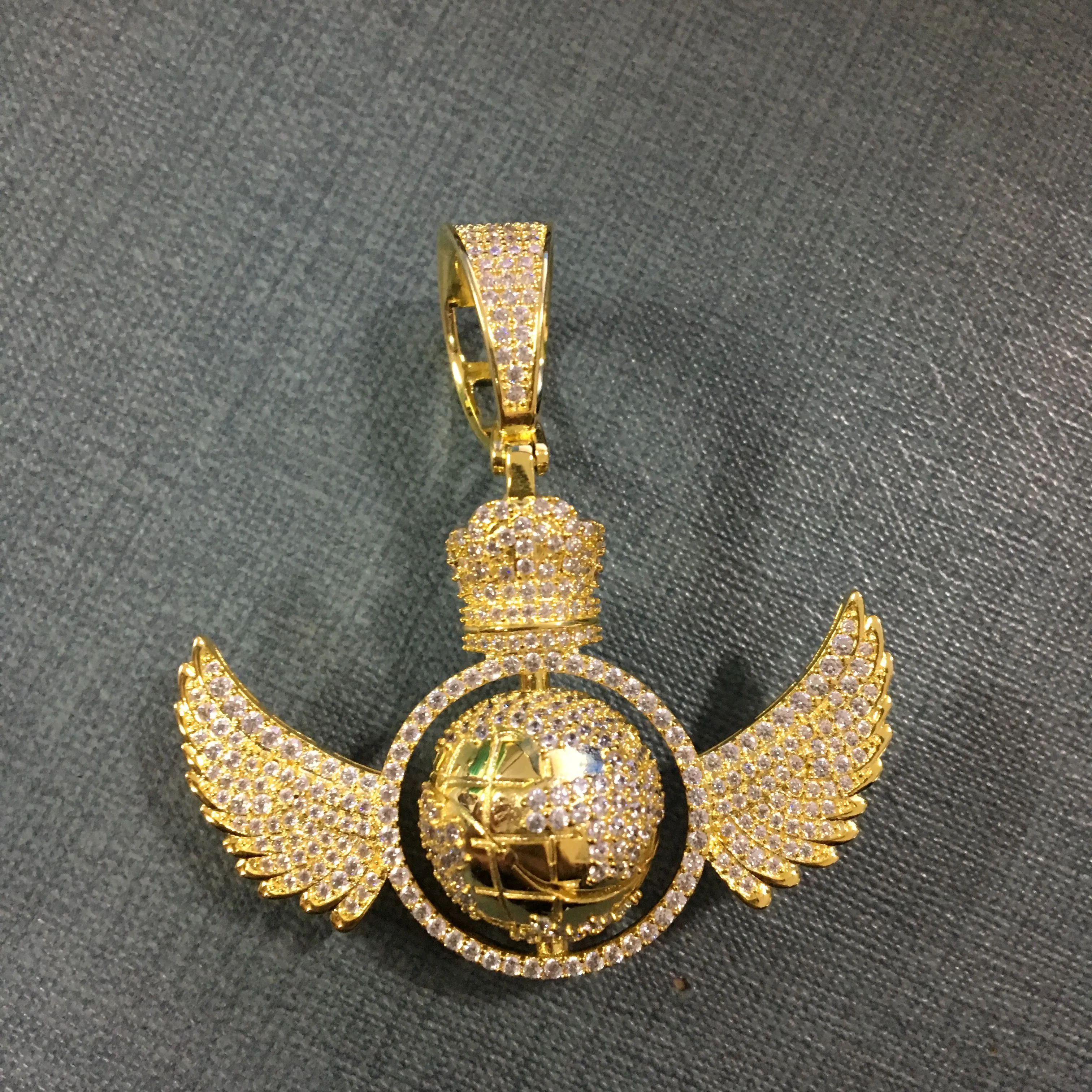 Hip Hop Engelsflügel drehen den Globus Anhänger Halskette voller 5A Zirkon echt vergoldet Schmuck_voghion.com