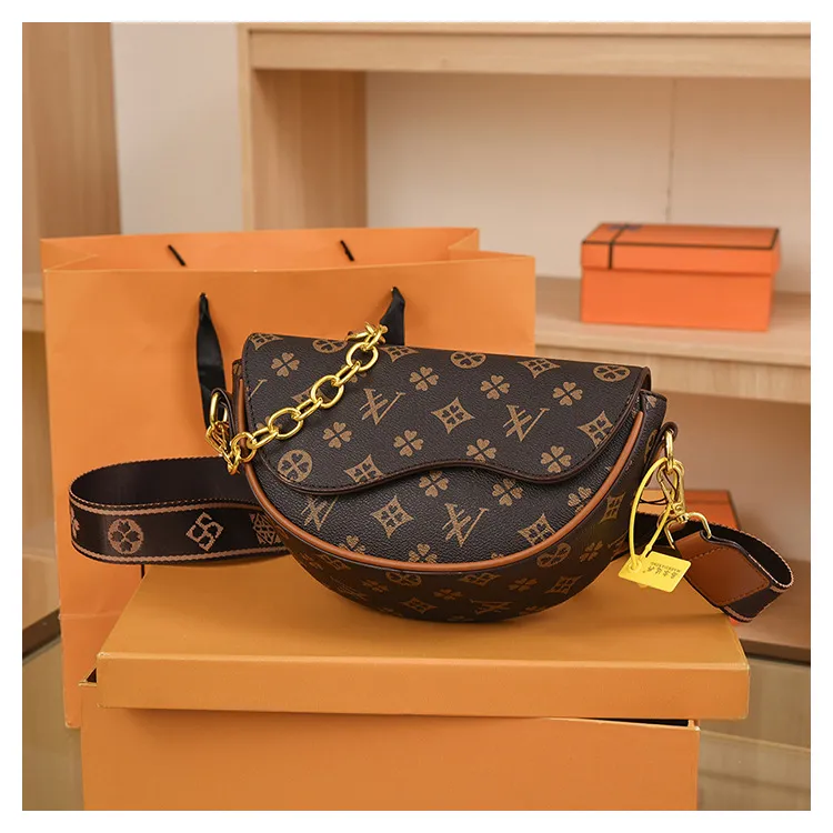 Designer Tote For Women Trendy Letter Printed Crossbody Bags Shoulder Handbag Fashion Square Saddle Bag_voghion.com