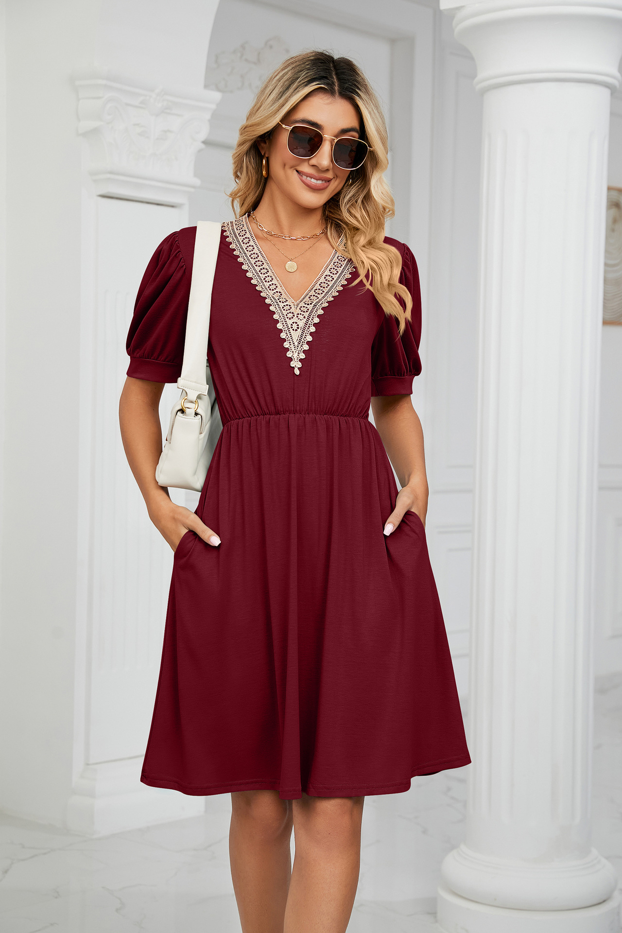 Damenkleid mit V-Ausschnitt und kurzen Ärmeln, mit festem Spitzenaufnäher_voghion.com