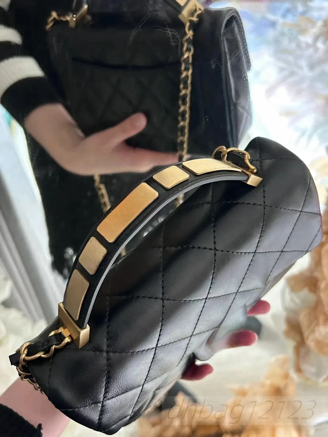 Borsa a mano con manico in smalto da 24 pence, da donna, con tracolla in pelle, con fibbia CC in metallo dorato e catena trapuntata._voghion.com