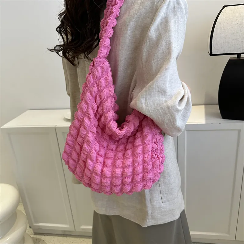Borsa a tracolla trapuntata imbottita sotto le ascelle da donna, con pieghe a bolle, secchiello, borsa firmata, arricciata, nuvola, shopping_voghion.com