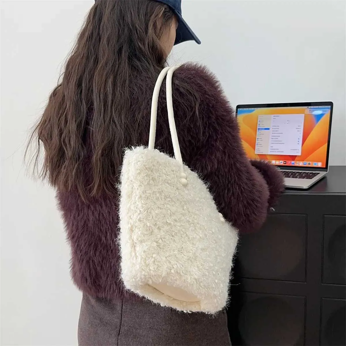 Bolso de hombro de felpa para mujer, de moda, liso, suave, informal, de lana de cordero, de gran capacidad, ligero, para uso diario._voghion.com