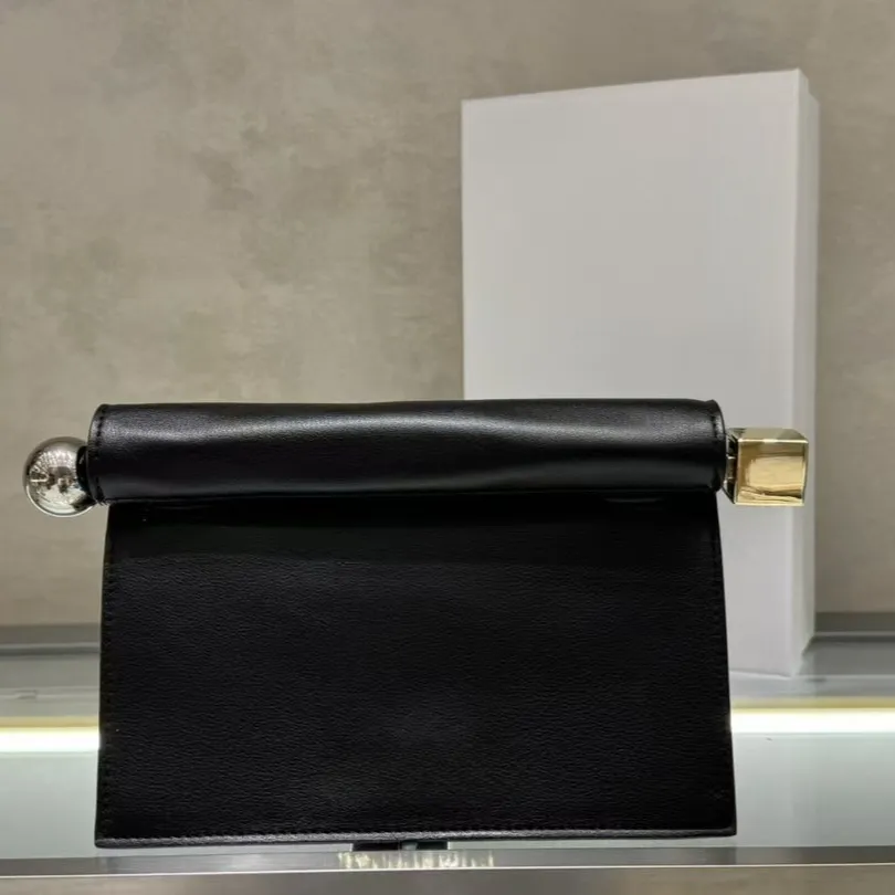 Elegante pochette da sera in pelle di agnello per uscite_voghion.com