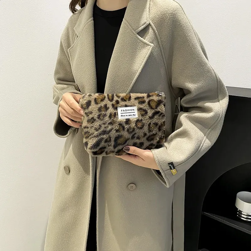 Plyšová make-up taška s leopardím potiskem, velkokapacitní, přenosná cestovní toaletní potřeby, kosmetika, prémiová senzorická úložná taška 241204_voghion.com