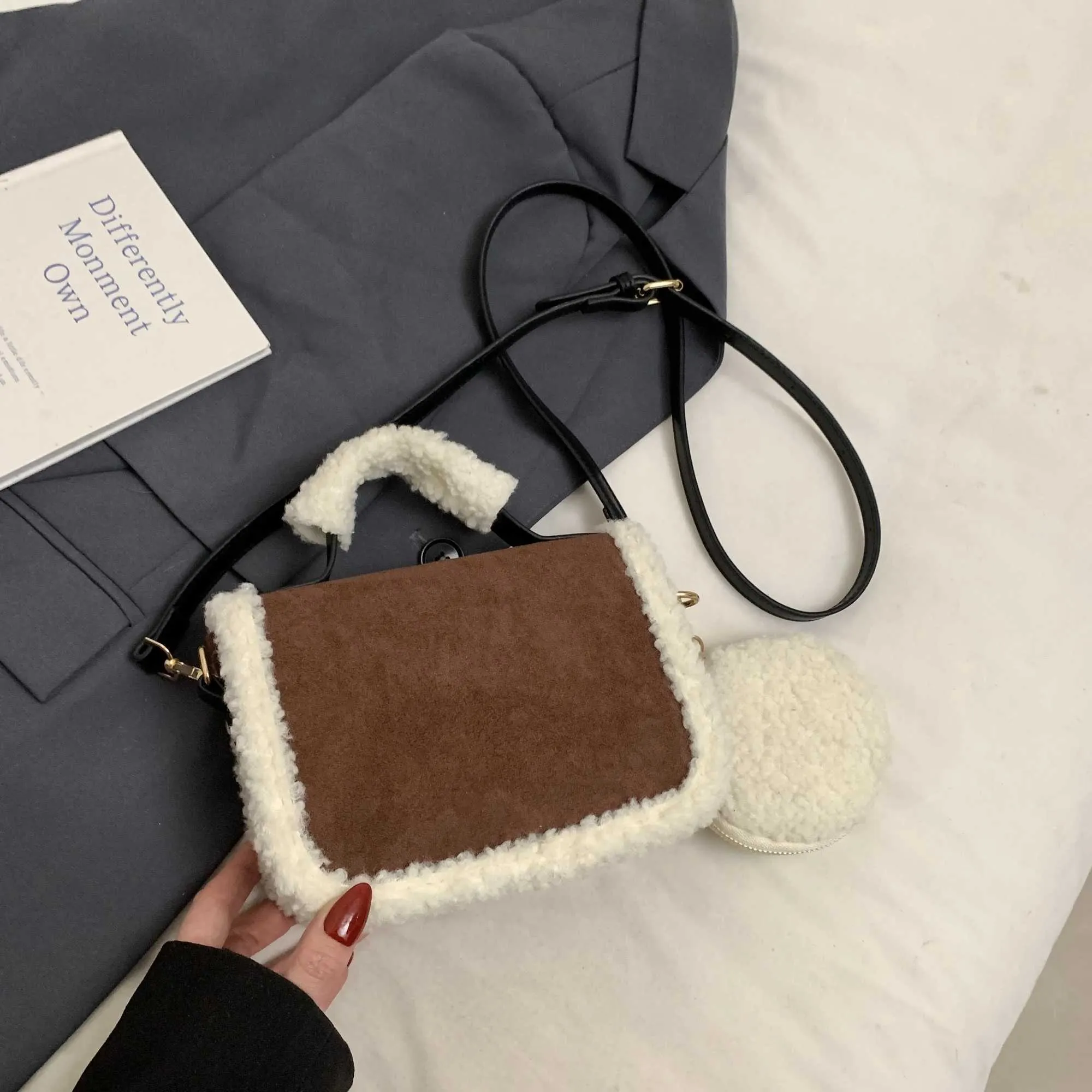 Nuevos bolsos de alta gama y de nicho con forma de cruz congelada para 2024 Y241216_voghion.com