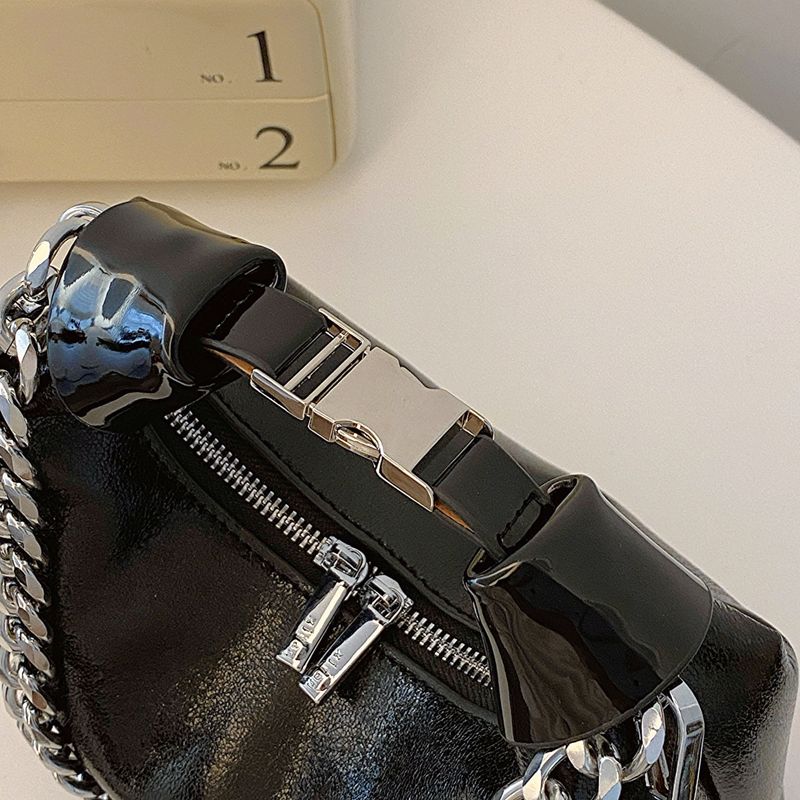 Tragbare kleine Tasche in Silber mit personalisiertem Nischendesign. Neue modische Mini-Umhängetasche aus PU im_voghion.com