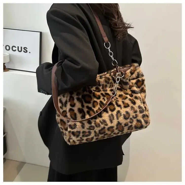 Le sac à bandoulière en peluche imprimé léopard pour femme est un sac à bandoulière décontracté et à la mode avec une grande capacité et une texture haut de gamme_voghion.com