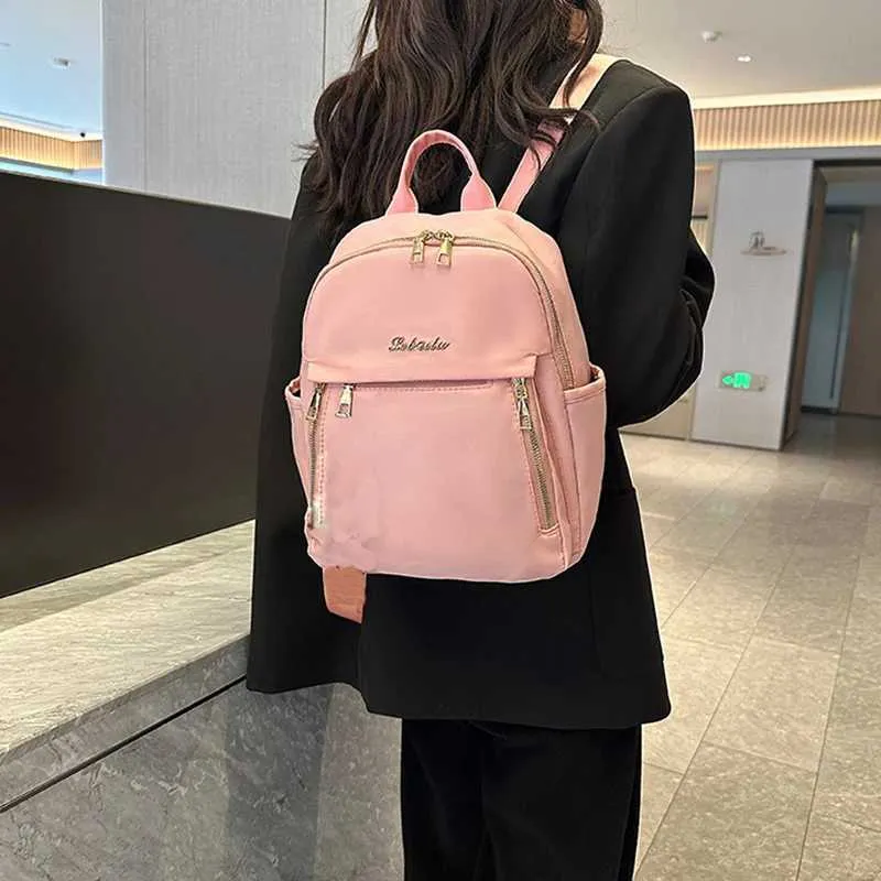 Mochila de mujer impermeable en nylon bolso versátil de moda_voghion.com