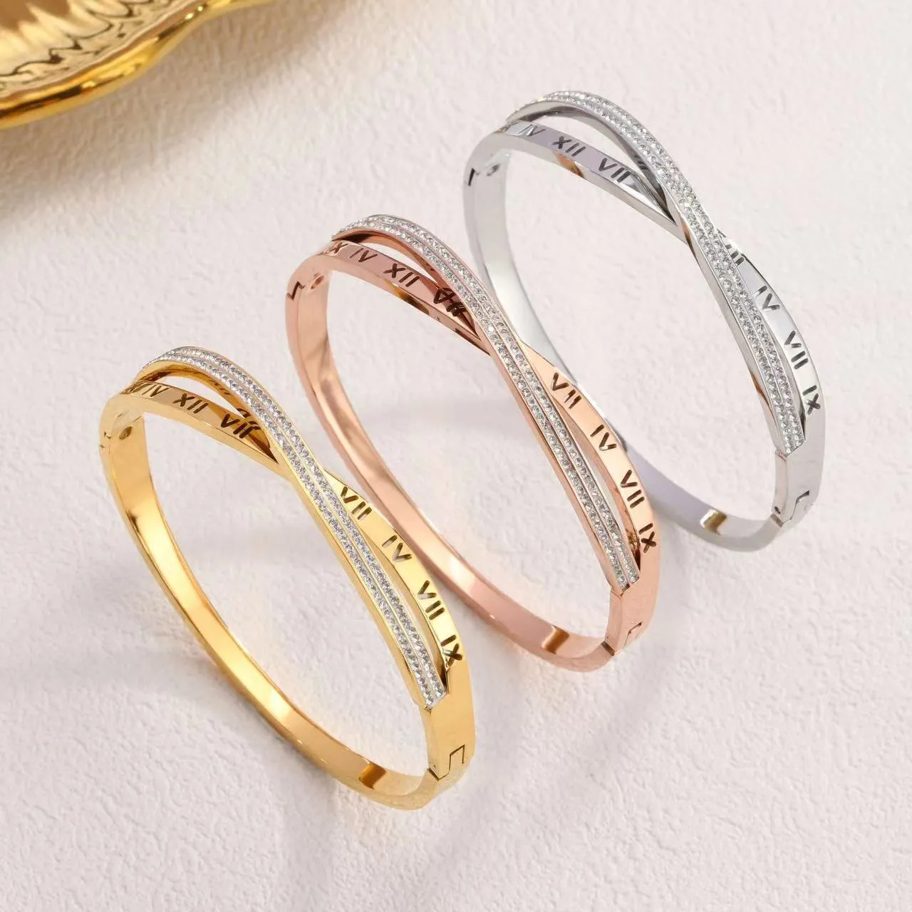 Bracciale da donna in acciaio inossidabile con numeri romani e croce, gioiello di moda_voghion.com