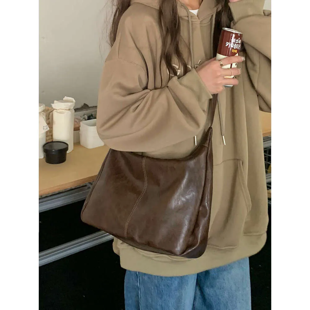 Bolsa de ombro e tote bag para mulher em couro de vaca elegante_voghion.com