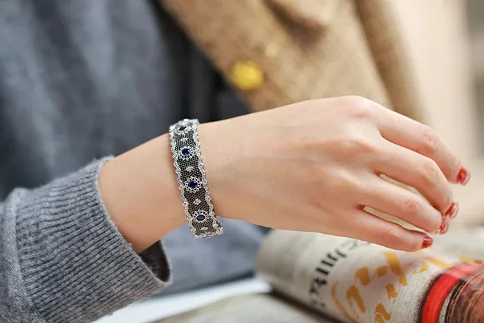 Jonc ouvert en argent sterling avec zircone bleue brossée_voghion.com