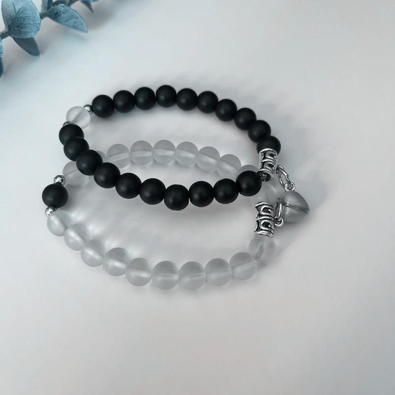 2 stk. 8 mm sort-hvid perlebesat lysende magnetisk hjerte, der lyser i mørket, pararmbånd til elskere og kvinder, gave_voghion.com