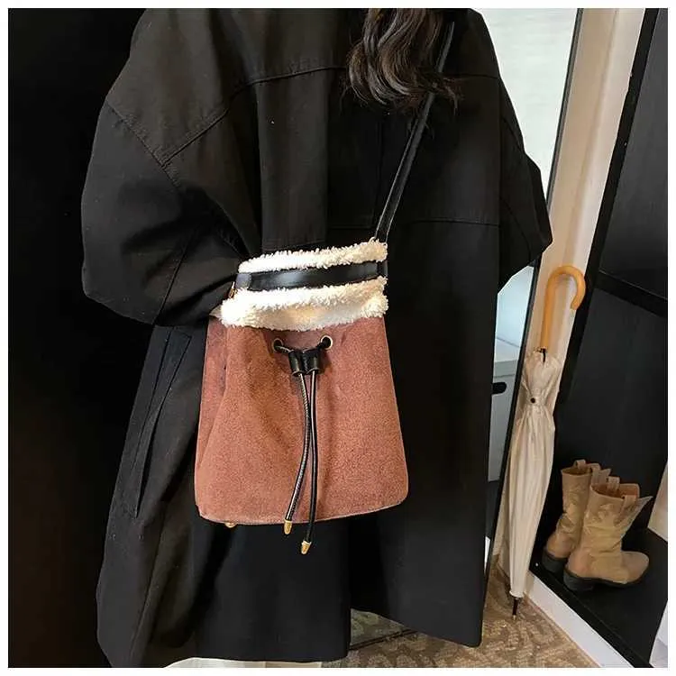 Borsa a secchiello vintage in scamosciato a contrasto tracolla_voghion.com