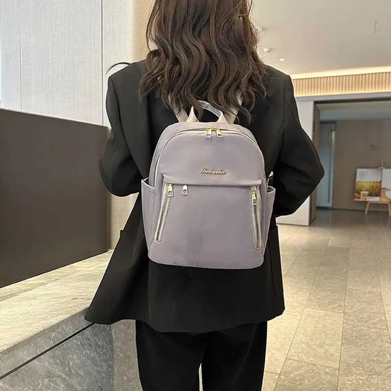 Mochila de mujer impermeable en nylon bolso versátil de moda_voghion.com