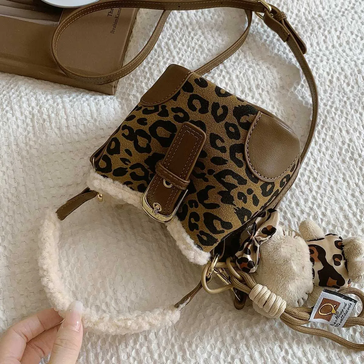 Vintage Women Leopard Suede Patch Lamb Fleece Mini Handle Bucket Bag Female Casual Outfit Versatile Plush Crossbody_voghion.com