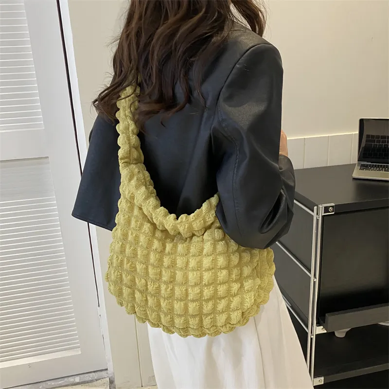 Borsa a tracolla trapuntata imbottita sotto le ascelle da donna, con pieghe a bolle, secchiello, borsa firmata, arricciata, nuvola, shopping_voghion.com