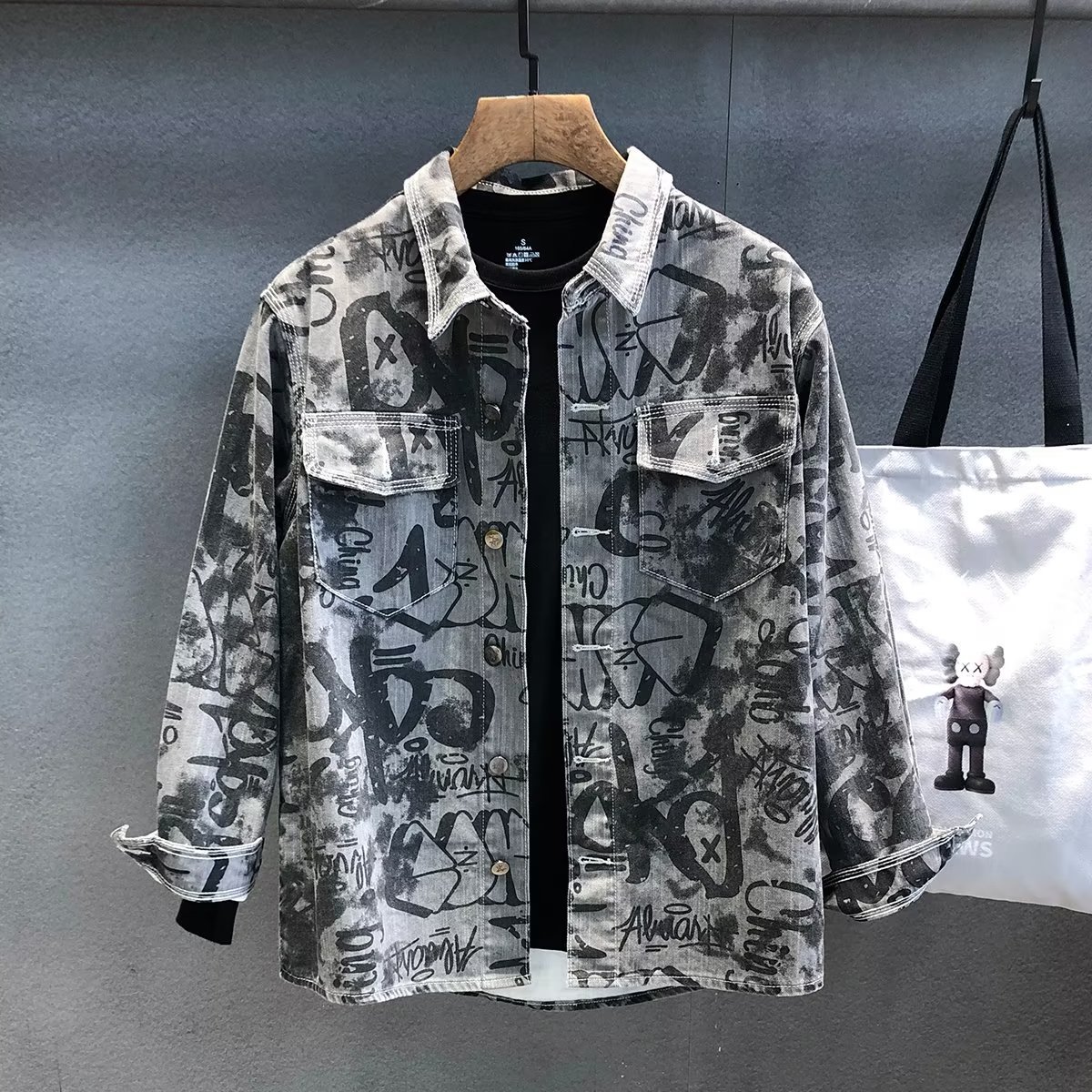 Ropa para hombres 2024 Otoño e invierno para hombres Nueva tendencia Chaqueta vaquera de alta gama Chaqueta informal bordada con solapa suelta Abrigo que combina con todo