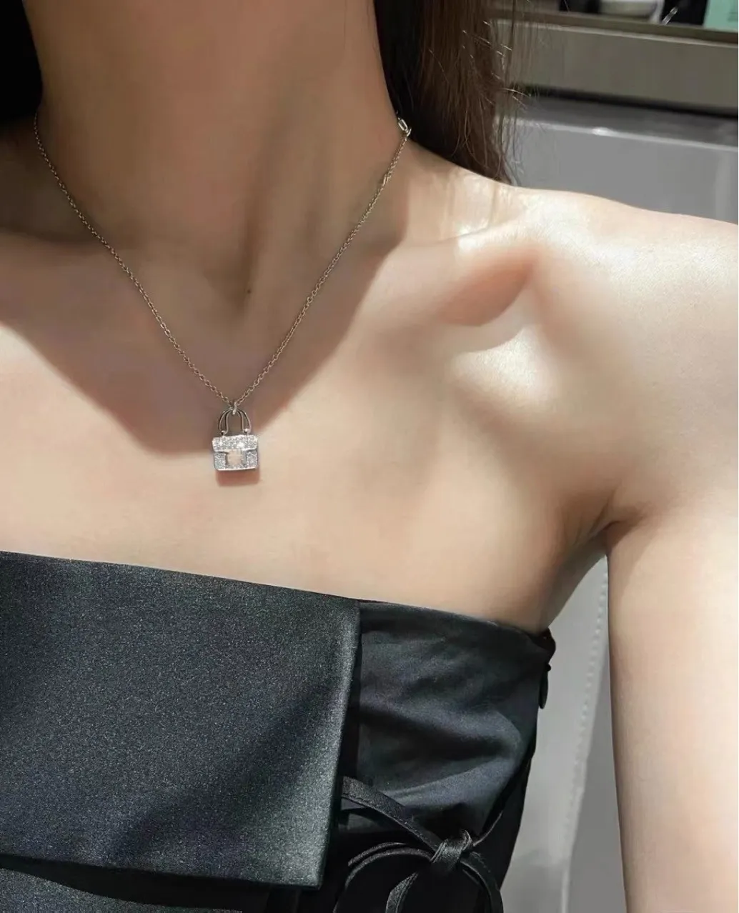 Gold Handtasche Tasche Designer Anhänger Halskette für Frauen Weiß Diamant Stein Glück Einfache Klassische Kurze Kette Choker Liebe_voghion.com