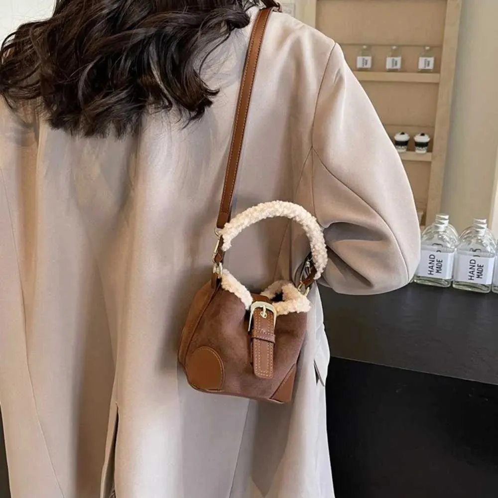 Borse a secchiello in lana di agnello alla moda con tracolla Borsa a tracolla retrò in peluche vintage da donna C241212_voghion.com