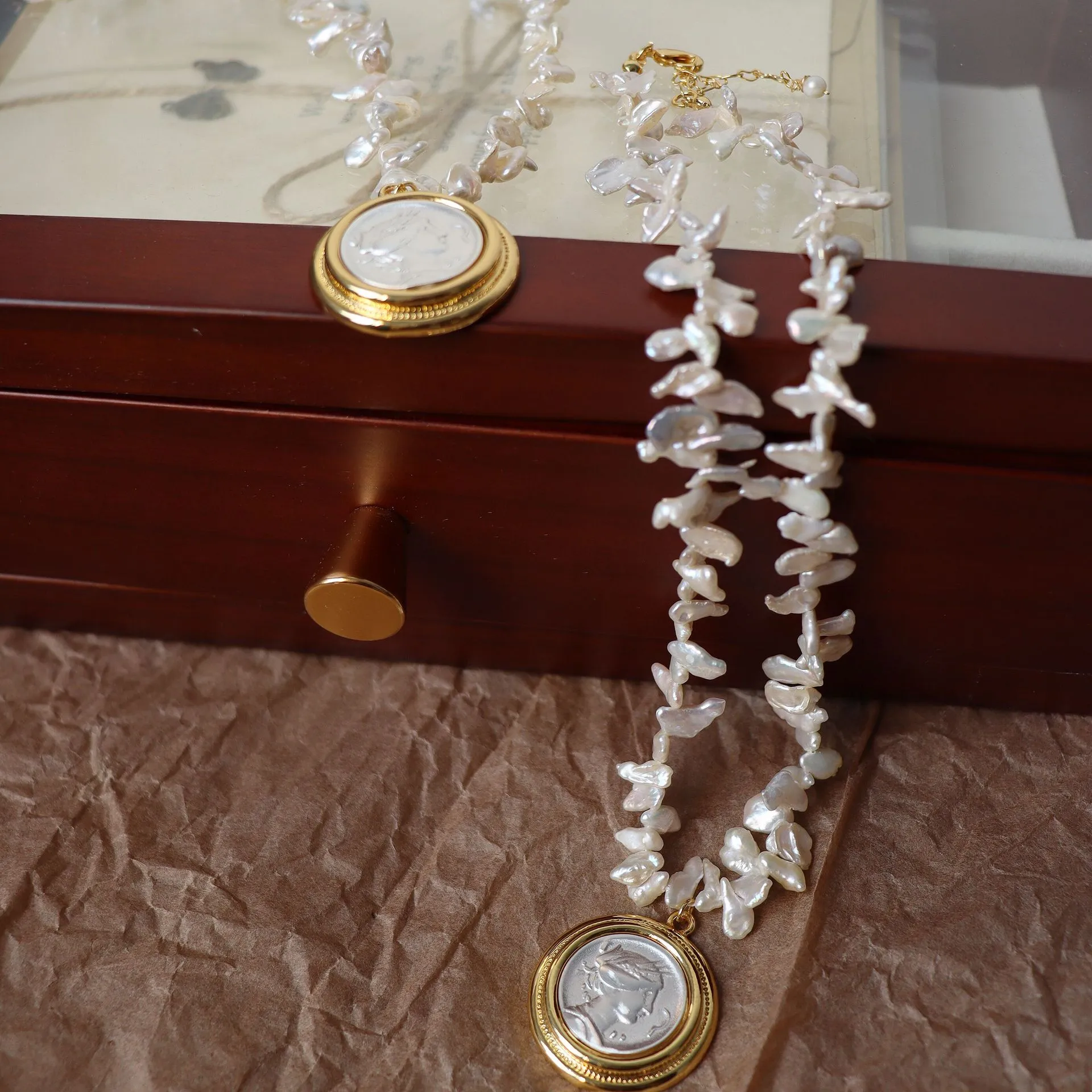 Chaînes Collier en or électrolytique haut de gamme avec pendentif exquis en forme de pièce de monnaie antique et perle baroque_voghion.com
