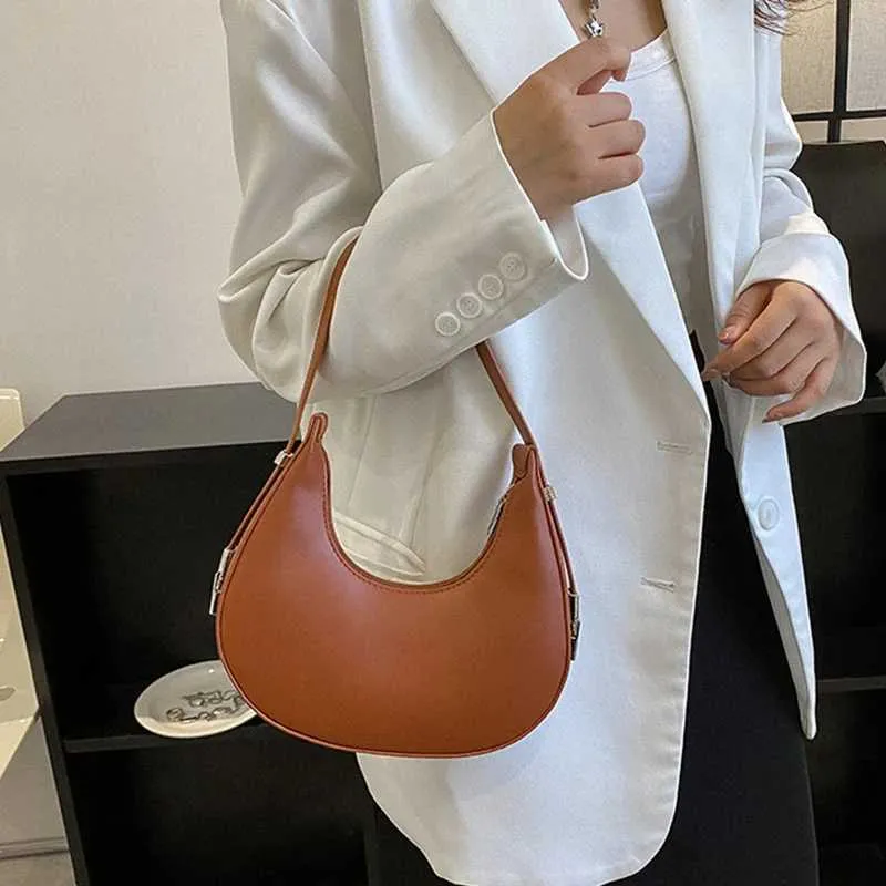 Borsa a spalla a mezzaluna donna elegante in ecopelle_voghion.com