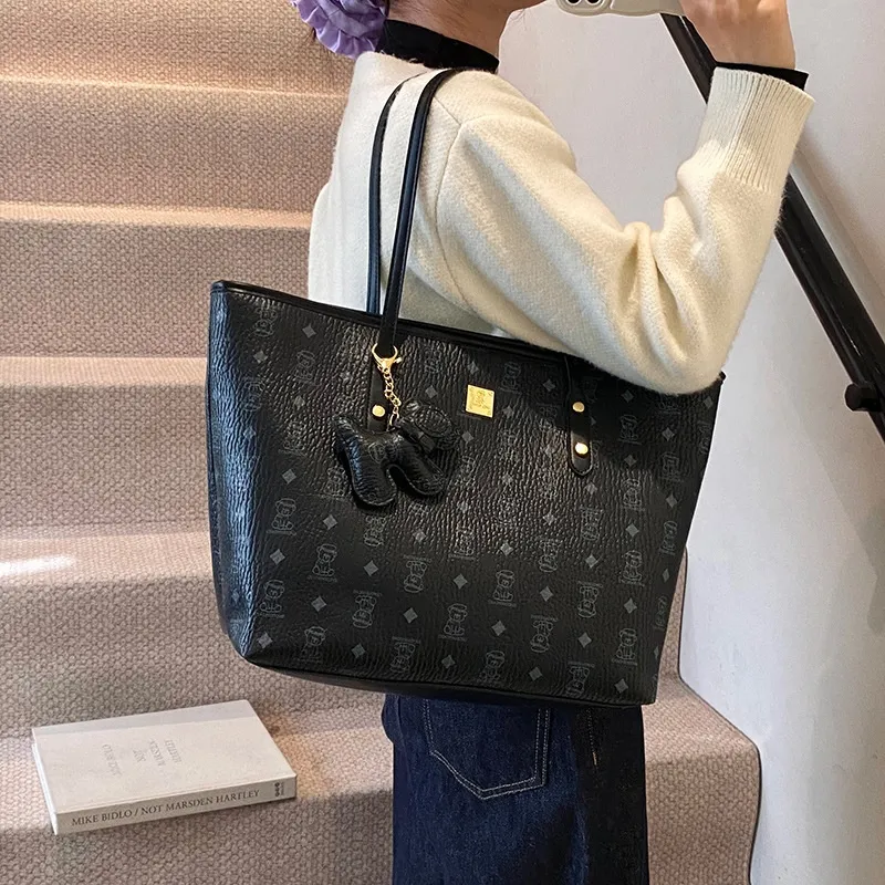Free Shipping 2025 New Designer Fashionable Printed Commuting Tote Single Shoulder Bag Handheld Bucket Bag_voghion.com