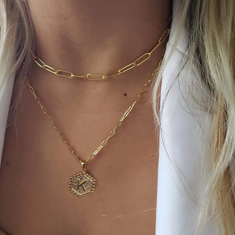 Colliers pendentifs délicats superposés avec initiales pour femmes, chaîne en or avec trombone, collier ras du cou simple avec lettres hexagonales_voghion.com