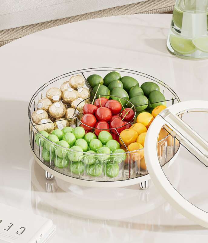 Un salon séché oublié pour la maison, une table à thé, une boîte à bonbons scellée, un rangement pour collations, des graines de melon, des noix et des cloisons_voghion.com