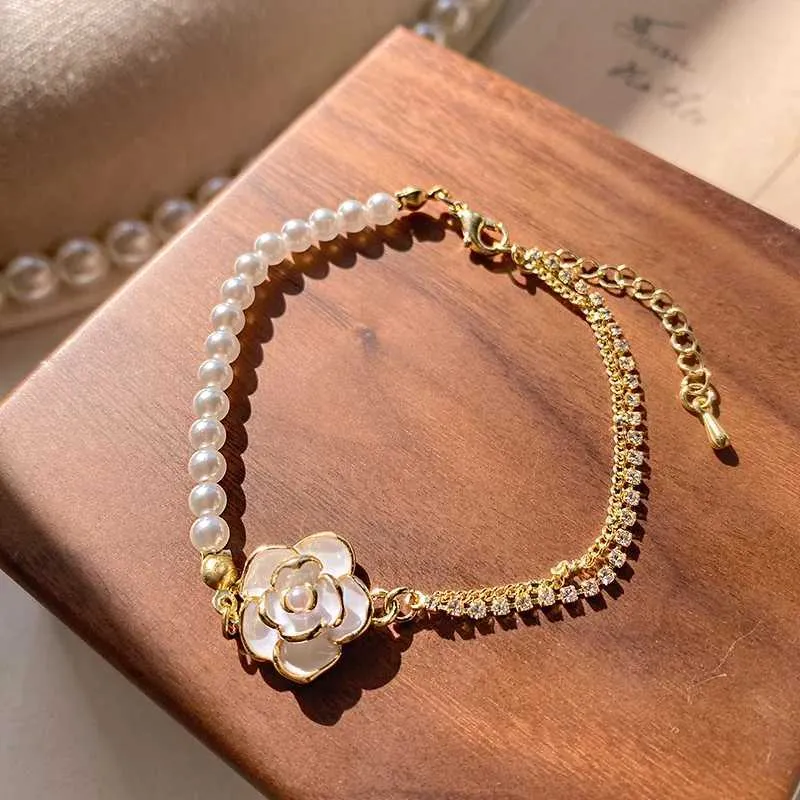 Pulsera de moda con perla camelia y circonita para mujer_voghion.com