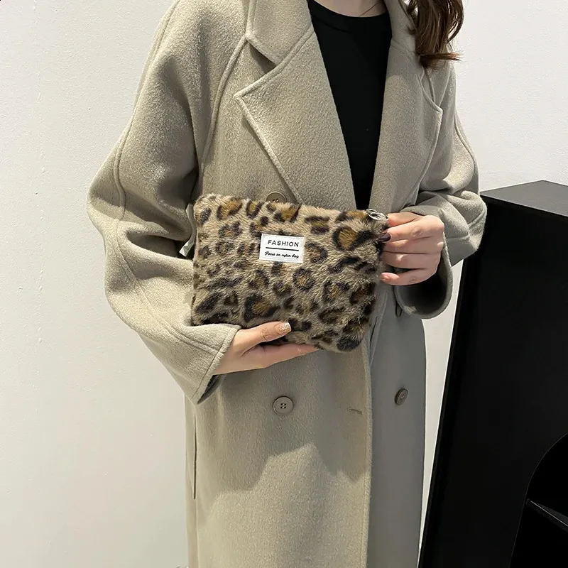 Plyšová make-up taška s leopardím potiskem, velkokapacitní, přenosná cestovní toaletní potřeby, kosmetika, prémiová senzorická úložná taška 241204_voghion.com