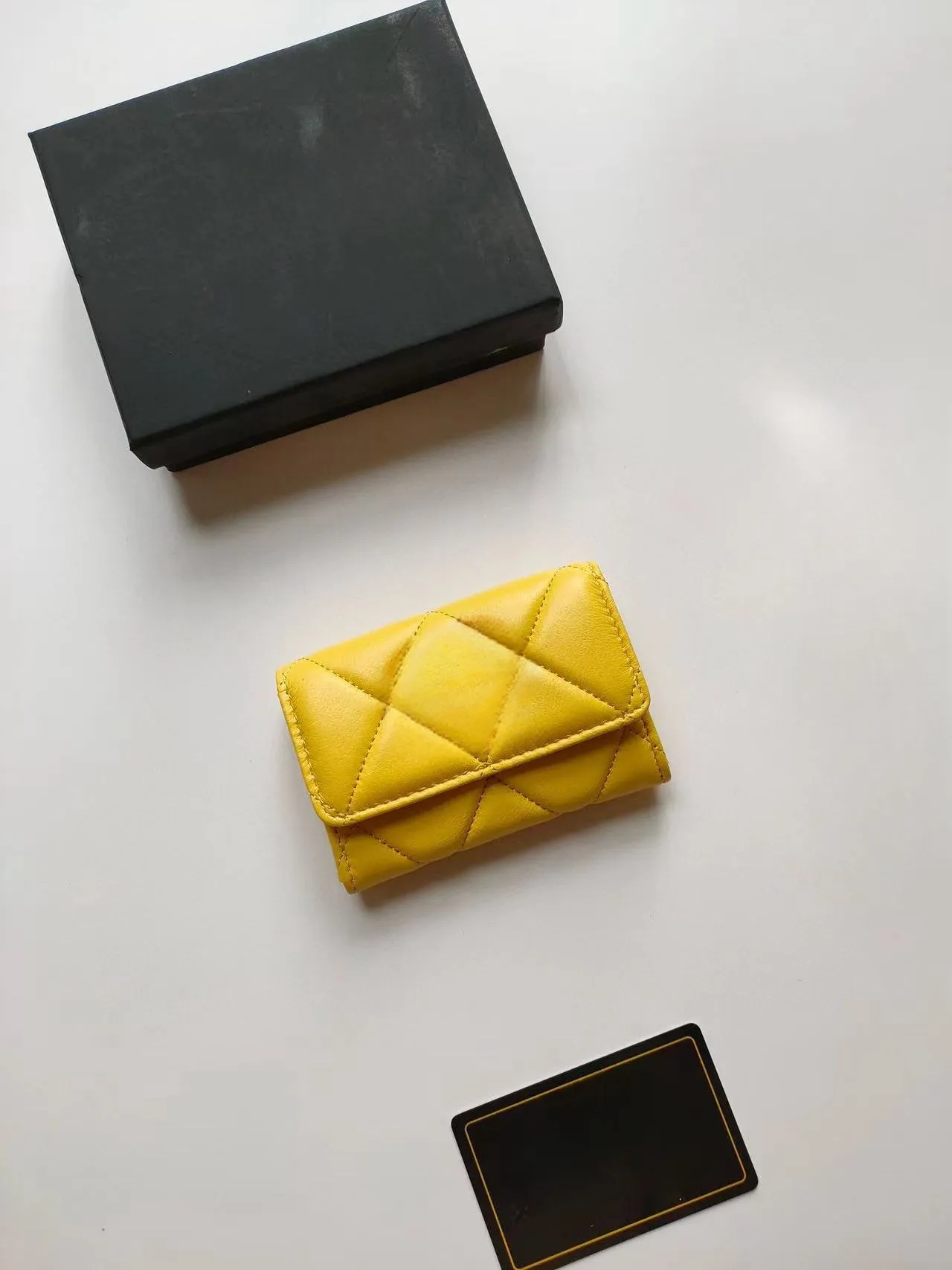 Porte-cartes design pour femme en cuir d'agneau matelassé - Portefeuille compact pour femme avec détails vintage_voghion.com