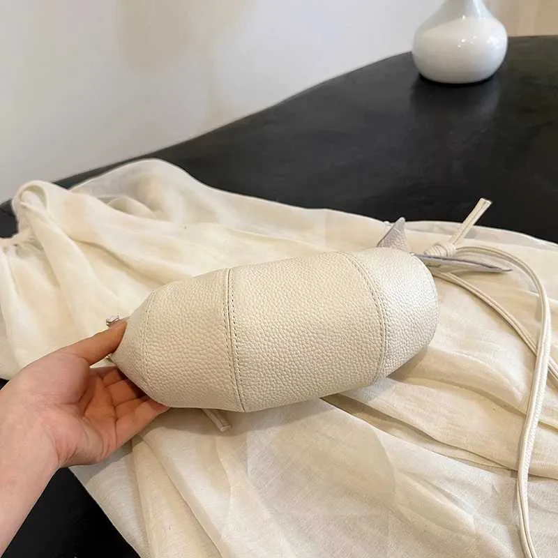 Modern damväska i äkta läder croissant axelremsväska_voghion.com