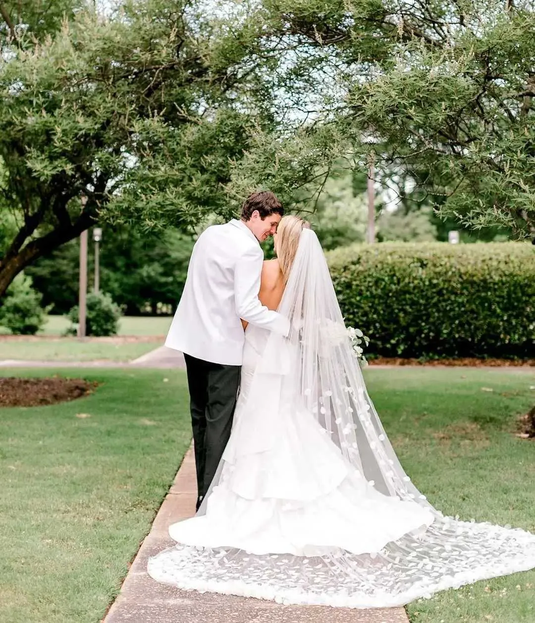 Hair Jewelry Fabric Flowers Scattered Floral Applique Wedding Veil 3D Organza Flower Bridal Illusion 1 Tier with Comb_voghion.com